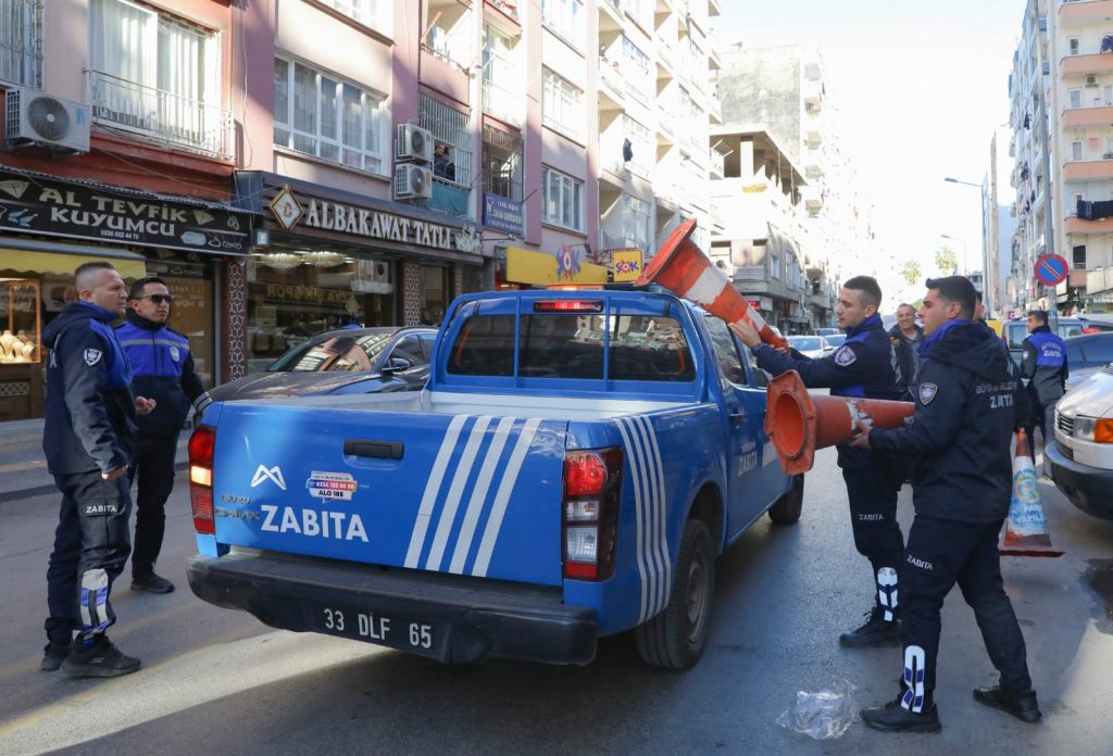 büyükşehir zabıtası kaldırım işgaline izin vermiyor