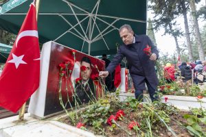 baŞkan seÇer, bayram arİfesİnde ŞehİtlİĞİ zİyaret ettİ ve kent protokolÜ İle bayramlaŞti (1)