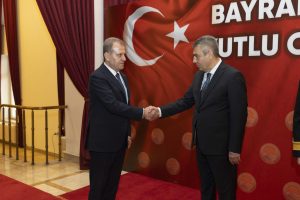 baŞkan seÇer, bayram arİfesİnde ŞehİtlİĞİ zİyaret ettİ ve kent protokolÜ İle bayramlaŞti (2)