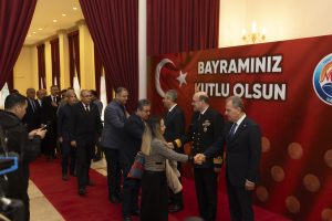baŞkan seÇer, bayram arİfesİnde ŞehİtlİĞİ zİyaret ettİ ve kent protokolÜ İle bayramlaŞti (3)