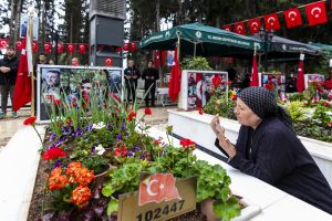 baŞkan seÇer, bayram arİfesİnde ŞehİtlİĞİ zİyaret ettİ ve kent protokolÜ İle bayramlaŞti (5)