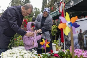 baŞkan seÇer, bayram arİfesİnde ŞehİtlİĞİ zİyaret ettİ ve kent protokolÜ İle bayramlaŞti (6)