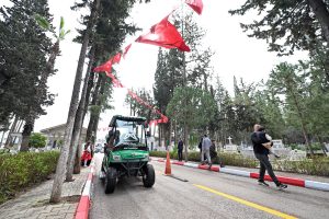 büyükşehi̇r eki̇pleri̇ bayram boyunca mezarliklarda yurttaşlari yalniz birakmiyor (6)