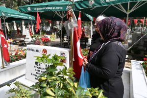 büyükşehi̇r eki̇pleri̇ bayram boyunca mezarliklarda yurttaşlari yalniz birakmiyor (9)