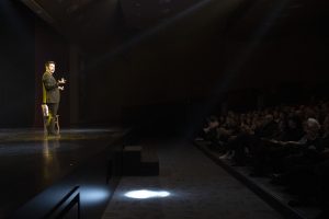 mersİn bÜyÜkŞehİr beledİyesİ sehİr tİyatrosu’nun tİyatro seÇkİsİ ‘eyvah nadİr’ İle alkiŞlar eŞlİĞİnde fİnal yapti (1)