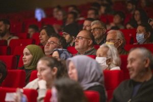mersİn bÜyÜkŞehİr beledİyesİ sehİr tİyatrosu’nun tİyatro seÇkİsİ ‘eyvah nadİr’ İle alkiŞlar eŞlİĞİnde fİnal yapti (8)