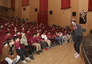 mersİn bÜyÜkŞehİr Şehİr tİyatrosu “bİskÜvİ adam” oyunu İle sİlİfkelİ mİnİklerle buluŞtu (7)