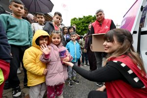 mersİn bÜyÜkŞehİr’den 13 İlÇede 60 bİn ÇocuĞa bayram hedİyesİ (1)