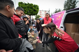 mersİn bÜyÜkŞehİr’den 13 İlÇede 60 bİn ÇocuĞa bayram hedİyesİ (4)