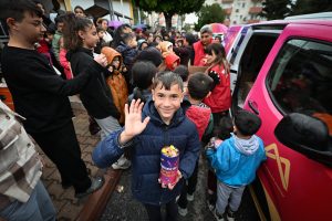 mersİn bÜyÜkŞehİr’den 13 İlÇede 60 bİn ÇocuĞa bayram hedİyesİ (7)