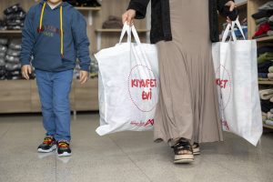 mersİn bÜyÜkŞehİr’İn kiyafet evİ’nden bu bayramda da Çocuklar mutlu ayrildi (3)