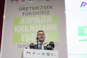 baŞkan seÇer, ‘Üretmezsek tÜkenİrİz’ konferansina katildi (10)