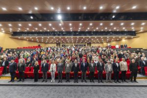 baŞkan seÇer, ‘Üretmezsek tÜkenİrİz’ konferansina katildi (2)