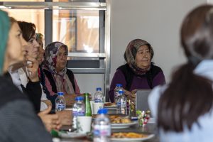 mersİn bÜyÜkŞehİr’den hamzabeylİ kÖyÜmÜz atÖlye’de Üretİcİ kadinlara “gida okuryazarliĞi” eĞİtİmİ (3)