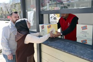 mersİn bÜyÜkŞehİr’İn fenİlketonÜrİ hastalarina gida kolİsİ desteĞİ sÜrÜyor (2)