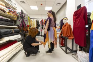 mersİn Şehİr tİyatrosu’nda kostÜmler usta ellerde hayat buluyor (1)