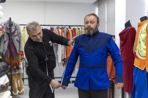 mersİn Şehİr tİyatrosu’nda kostÜmler usta ellerde hayat buluyor (2)