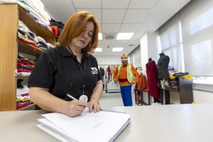 mersİn Şehİr tİyatrosu’nda kostÜmler usta ellerde hayat buluyor (3)