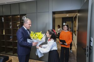 ÖĞrencİler, 23 nİsan sevİncİnİ baŞkan seÇer İle paylaŞti (1)