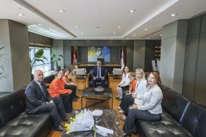 ÖĞrencİler, 23 nİsan sevİncİnİ baŞkan seÇer İle paylaŞti (2)