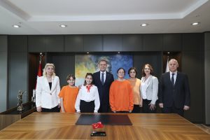 ÖĞrencİler, 23 nİsan sevİncİnİ baŞkan seÇer İle paylaŞti (5)